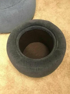 Troels Hocker & Sitzsäcke|Hocker Circle Stoff 490 Yeti Triton mit Wendbarer Platte D00 Eiche Roh