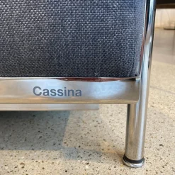 Cassina Hocker & Sitzsäcke|Hocker Designklassiker LC2 Stoff Grau Savanna 13E398 Stahlrohr Chrom