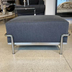 Cassina Hocker & Sitzsäcke|Hocker Designklassiker LC2 Stoff Grau Savanna 13E398 Stahlrohr Chrom