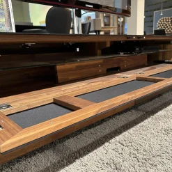 Team 7 Wohnwände & Tv-Lowboards|Home-Entertainment Raumteilerkorpus Mit TV-Säule Abdeckplatte Farbglas Schwarz Matt Nussbaum Natur Geölt