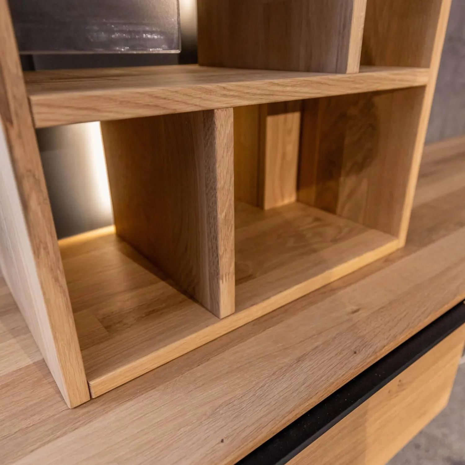 WK Wohnen Wohnwände & Tv-Lowboards|Homeoffice Regal WK 490 Baristo Asteiche Bianco Glas Anthrazit Mit Fächern Und Schubladen Inklusive LED Beleuchtung