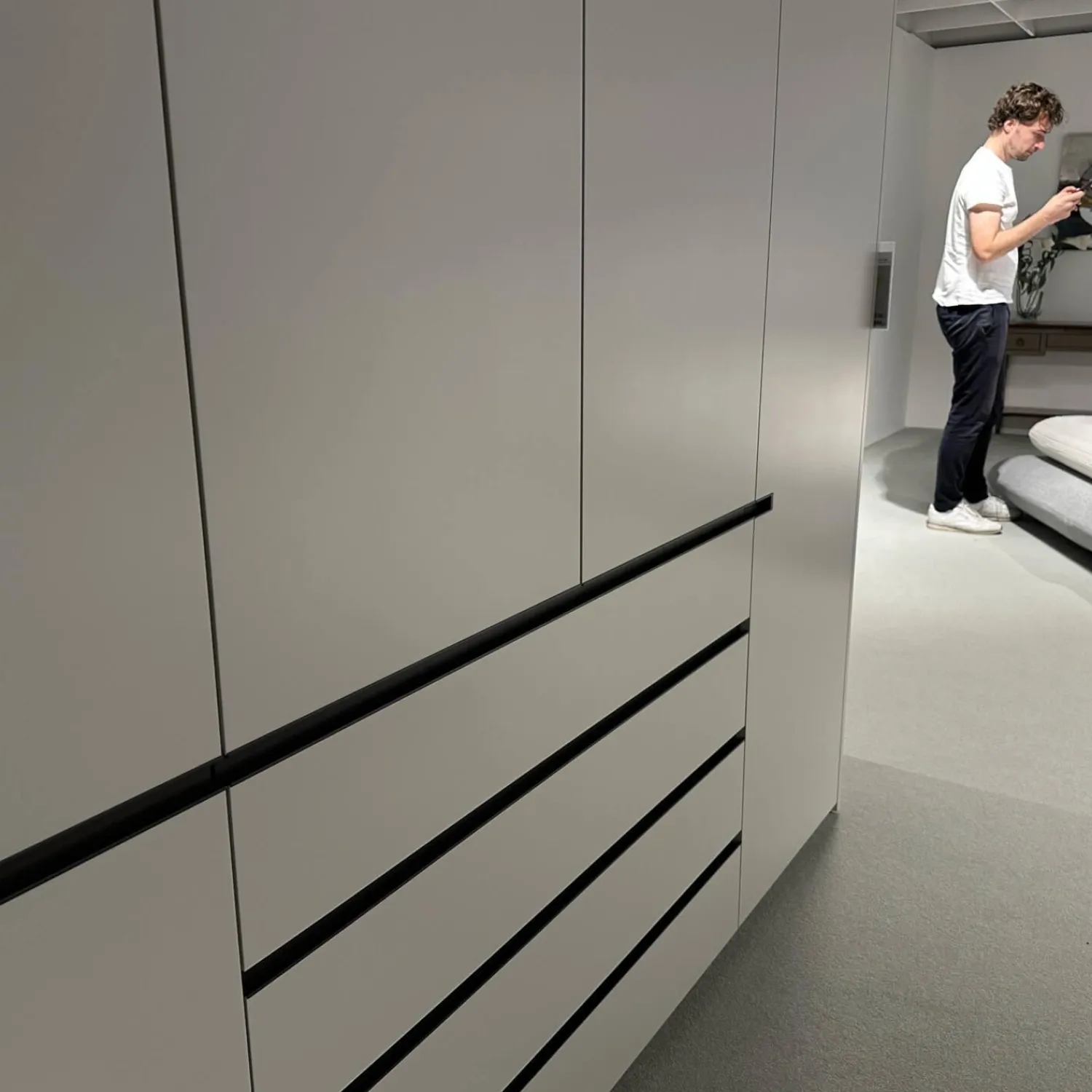 Interlübke Kleiderschränke|Kleiderschrank Collect Mattlack Außen M08 Greige Innen M23 Muschel Grau