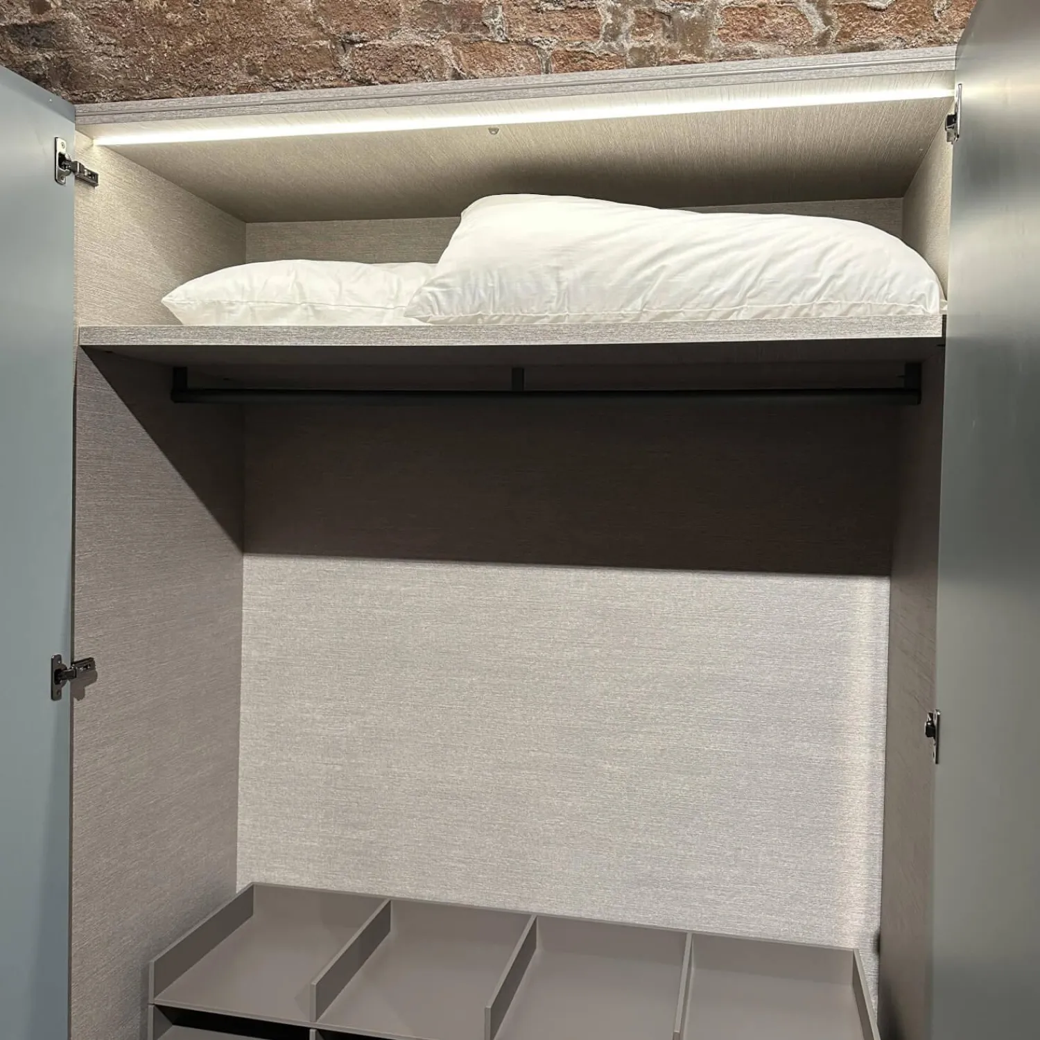 Molteni & C Kleiderschränke|Kleiderschrank Gliss Master Korpus Melaminbeschichtet Shantung Grau Front Lack Blaugrau Mit Drehtür