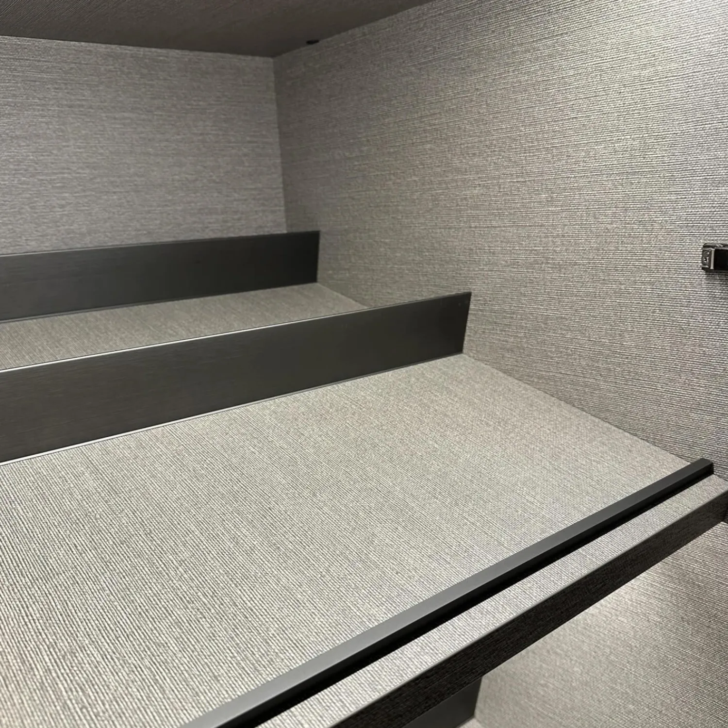 Molteni & C Kleiderschränke|Kleiderschrank Gliss Master Korpus Melaminbeschichtet Shantung Grau Front Lack Blaugrau Mit Drehtür