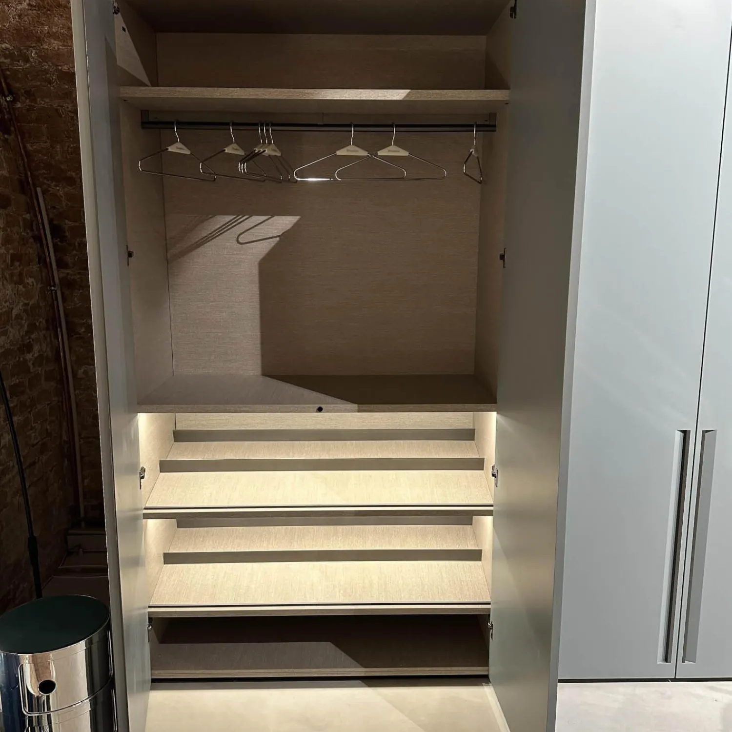 Molteni & C Kleiderschränke|Kleiderschrank Gliss Master Korpus Melaminbeschichtet Shantung Grau Front Lack Blaugrau Mit Drehtür