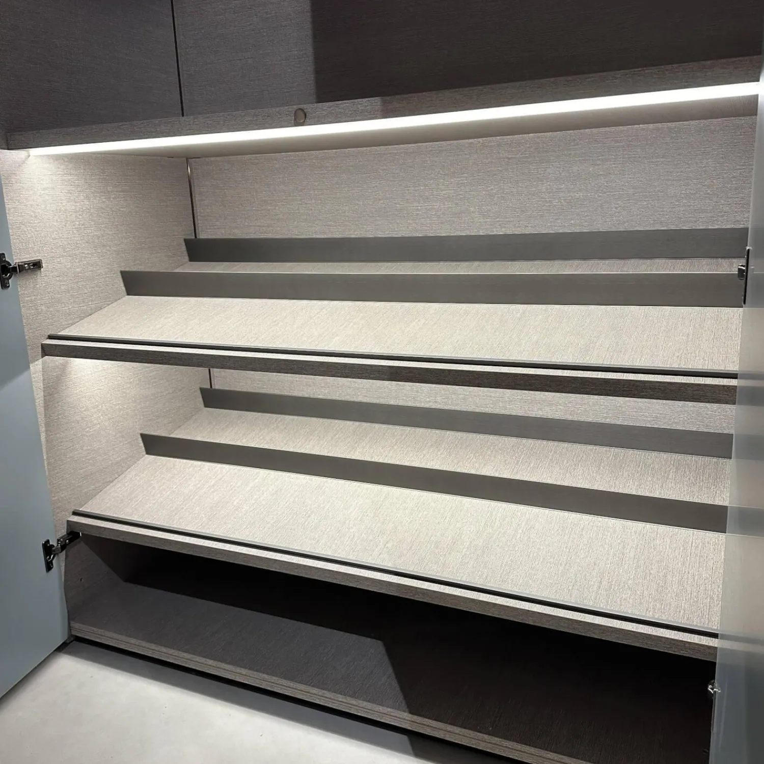 Molteni & C Kleiderschränke|Kleiderschrank Gliss Master Korpus Melaminbeschichtet Shantung Grau Front Lack Blaugrau Mit Drehtür