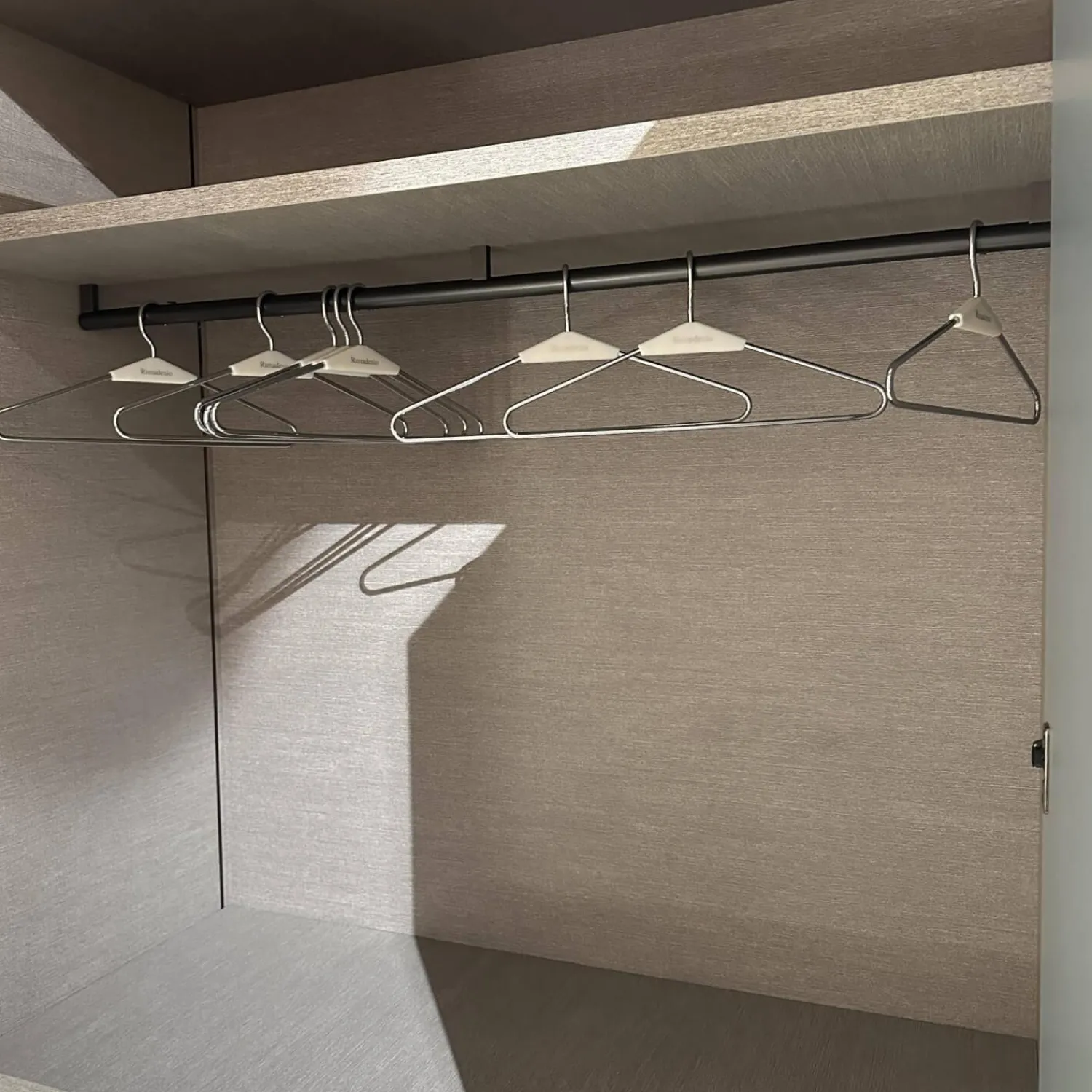 Molteni & C Kleiderschränke|Kleiderschrank Gliss Master Korpus Melaminbeschichtet Shantung Grau Front Lack Blaugrau Mit Drehtür