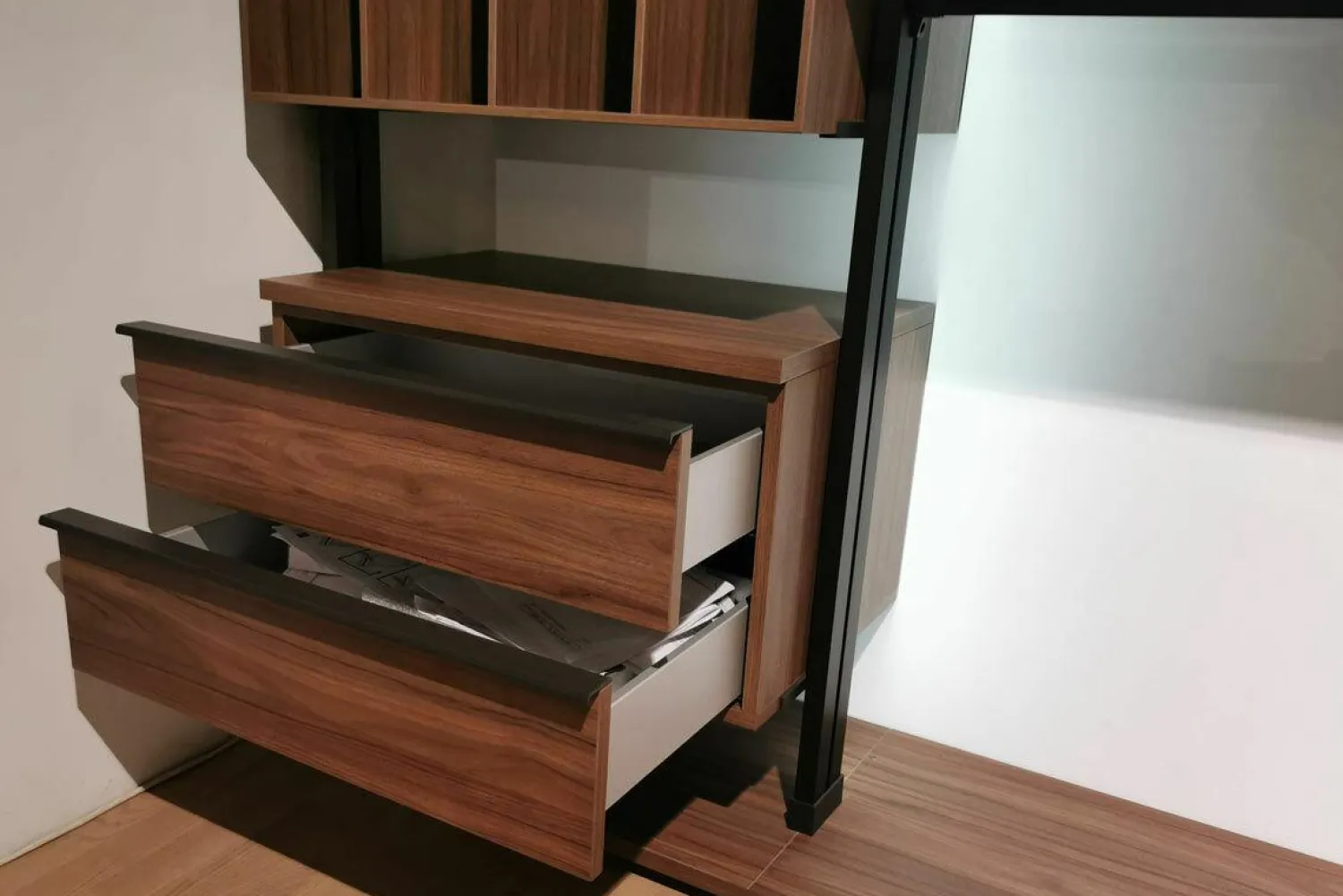 Naver Collection Kleiderschränke|Kleiderschrank Refugium Nussbaum Dunkel Oberfläche Alu Bronze mit Hängekommode