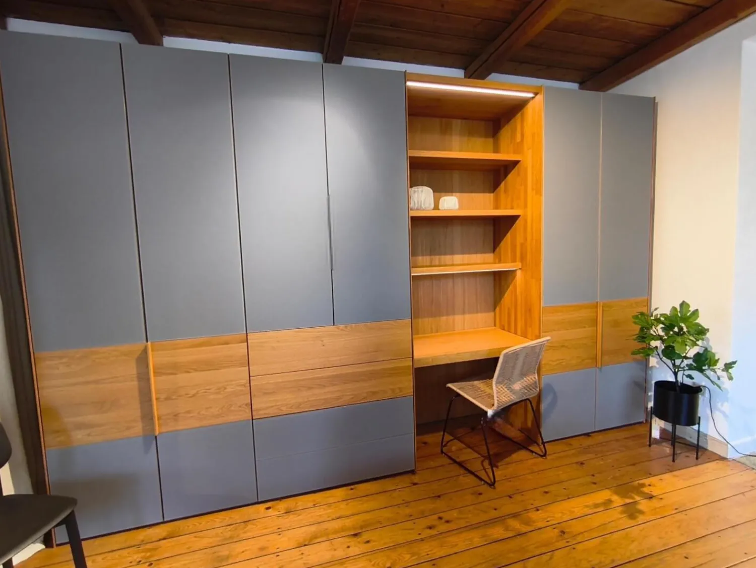 Team 7 Kleiderschränke|Kleiderschrank Valore Eiche Natur Geölt Front Farbglas Mittelgrau Matt Korpus Buche Mit Beleuchtung