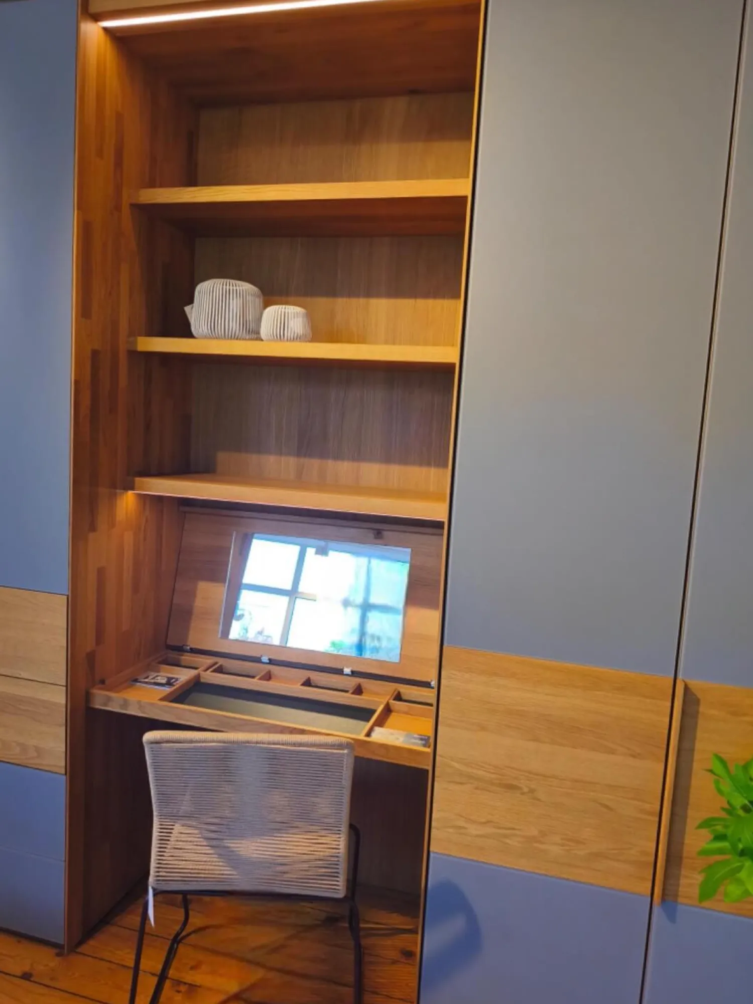 Team 7 Kleiderschränke|Kleiderschrank Valore Eiche Natur Geölt Front Farbglas Mittelgrau Matt Korpus Buche Mit Beleuchtung