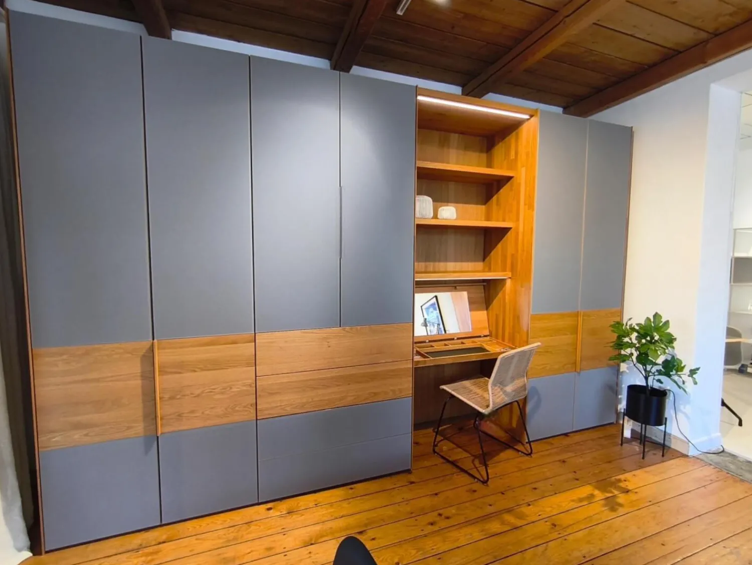 Team 7 Kleiderschränke|Kleiderschrank Valore Eiche Natur Geölt Front Farbglas Mittelgrau Matt Korpus Buche Mit Beleuchtung