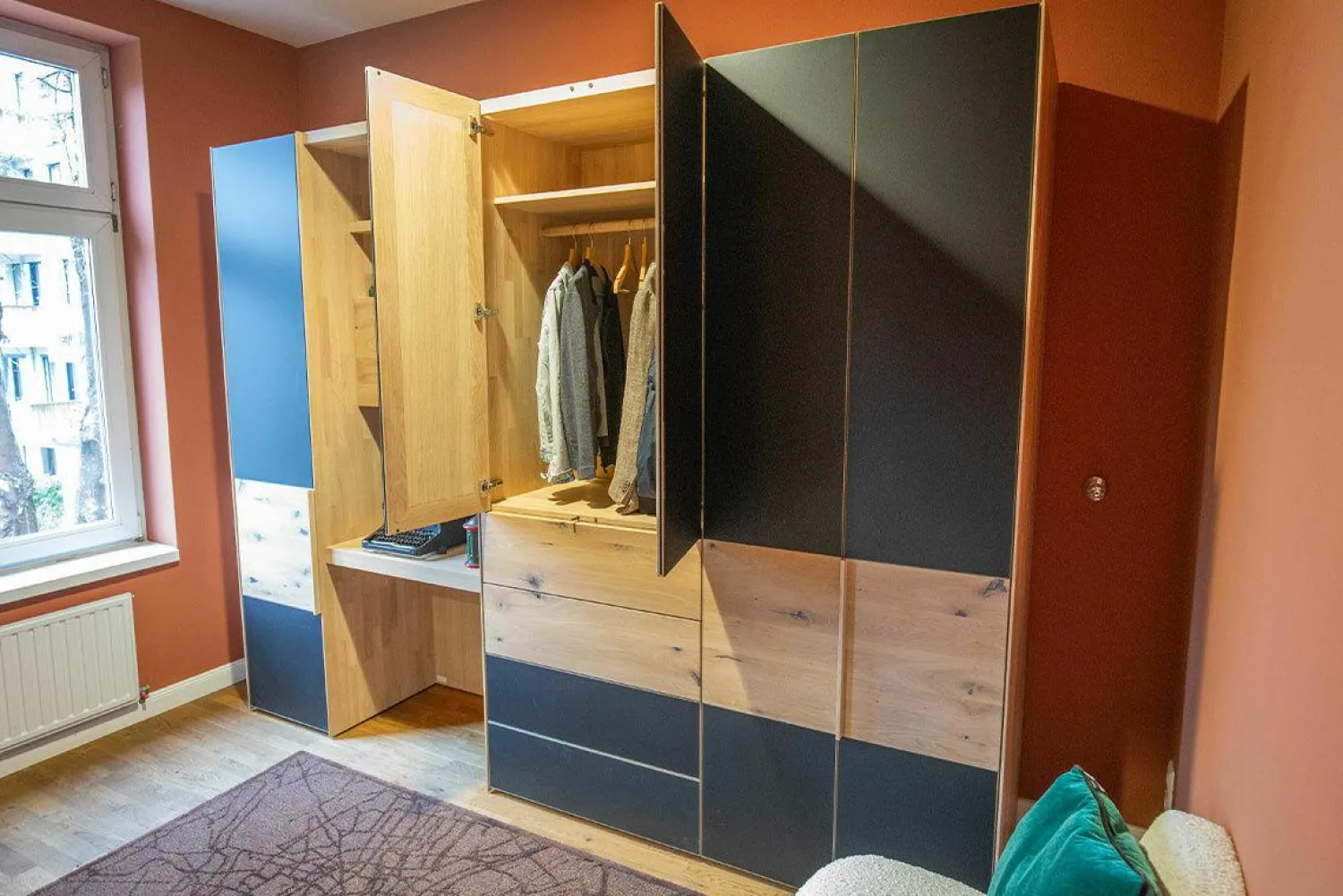 Team 7 Kleiderschränke|Kleiderschrank Valore Front Glas Schwarz Matt Korpus Eiche Weißgeölt Mit Schreibtischelement