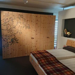 Anrei Kleiderschränke|Kleiderschrank Zirbenholztüren Massiv Mit Blättermotiv Weißöl Innen Vollholz