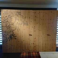 Anrei Kleiderschränke|Kleiderschrank Zirbenholztüren Massiv Mit Blättermotiv Weißöl Innen Vollholz