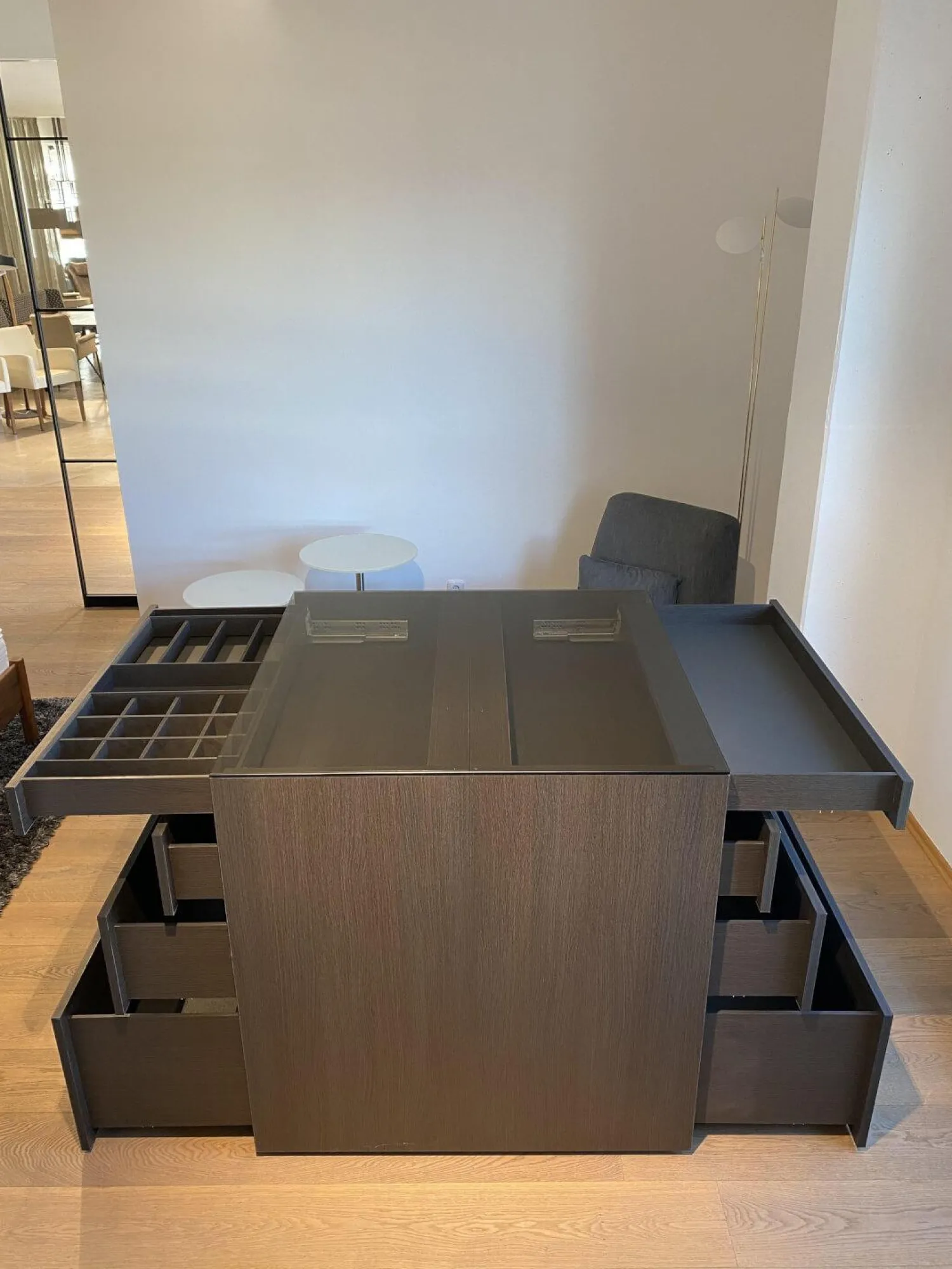 An-Collection Kommoden & Sideboards|Kommode Centric Nussbaum Dunkel Furniert Parsolglas Grau