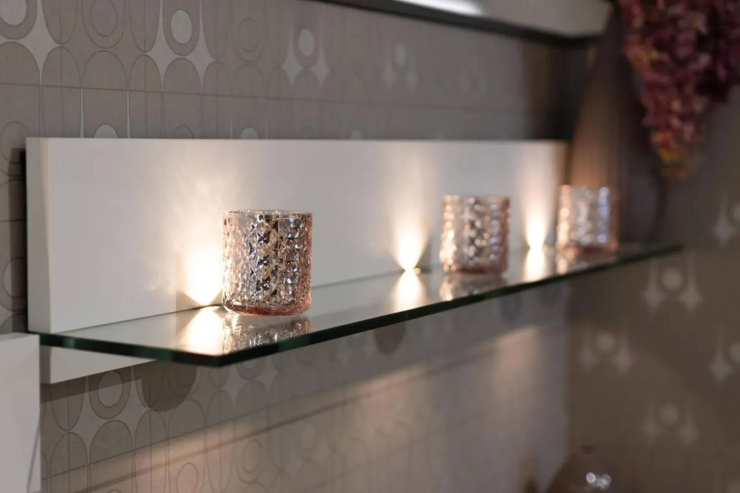 Hülsta Kommoden & Sideboards|Kommode Fena Lack Pure White Weiß Mit Wandboard Glas Und Beleuchtung