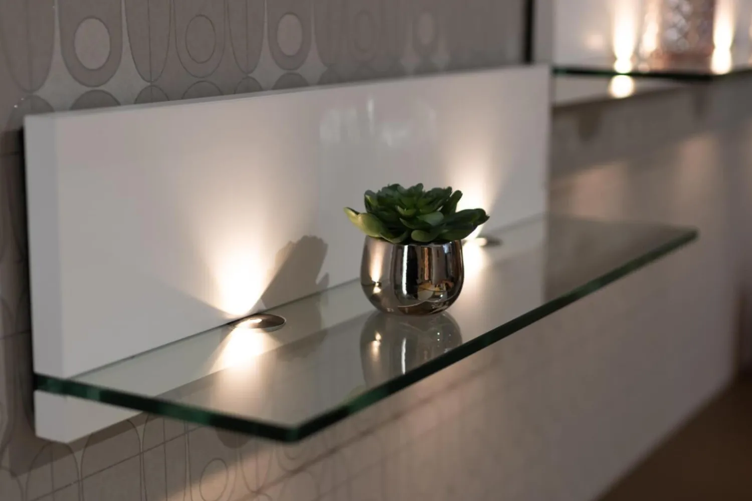 Hülsta Kommoden & Sideboards|Kommode Fena Lack Pure White Weiß Mit Wandboard Glas Und Beleuchtung