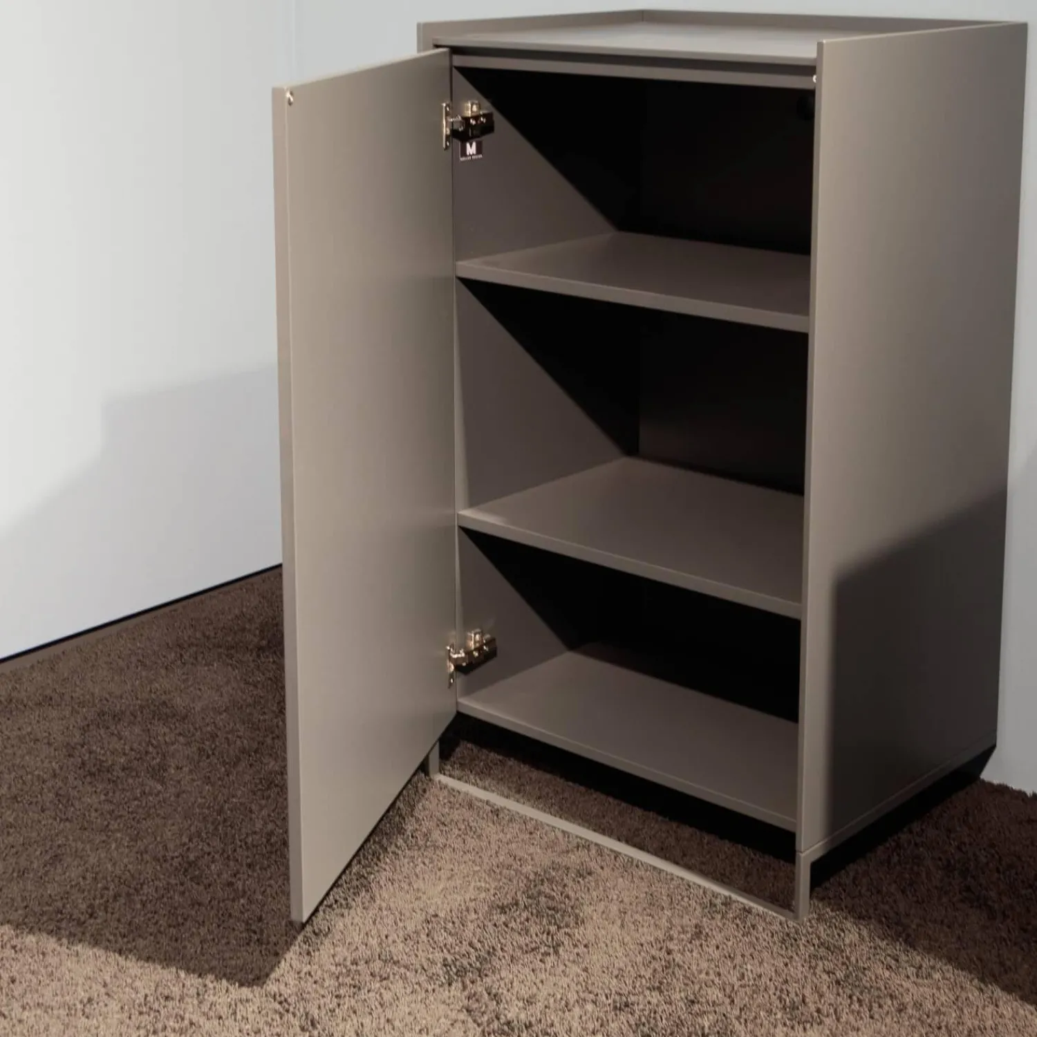 Möller Design Kommoden & Sideboards|Kommode Lean Box Lack Matt 224 Graphitgrau Vorne Kufe Hinten Stützfüße