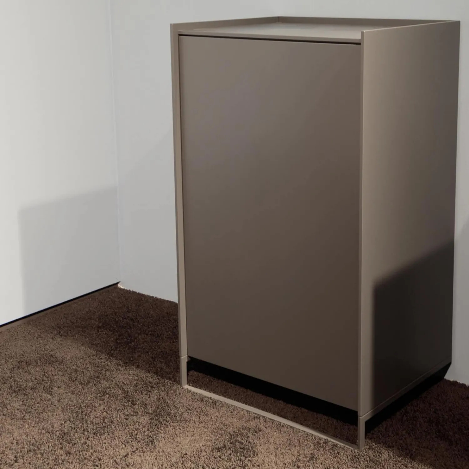 Möller Design Kommoden & Sideboards|Kommode Lean Box Lack Matt 224 Graphitgrau Vorne Kufe Hinten Stützfüße