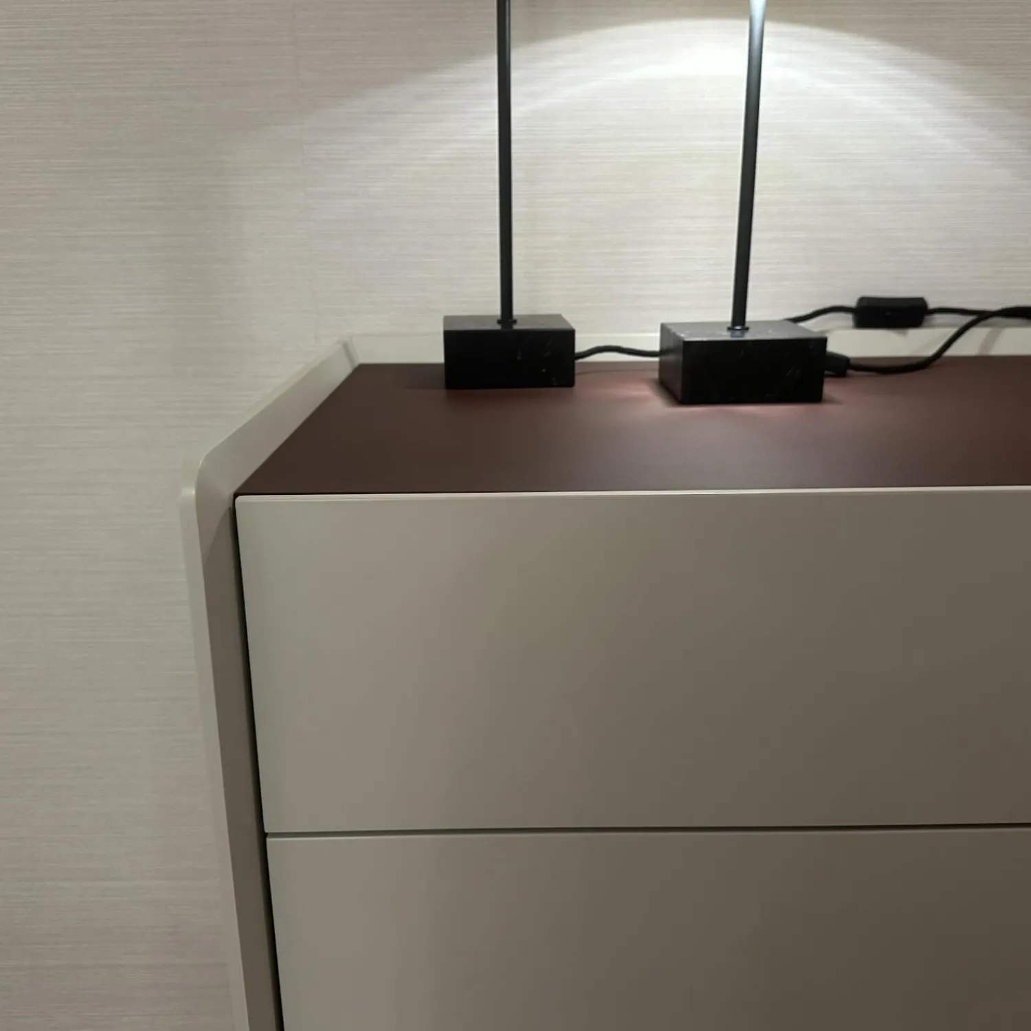 Christine Kröncke Kommoden & Sideboards|Kommode You 46 Lack Pearl Weiß Matt Oberplatte Linoleum Braun Rot