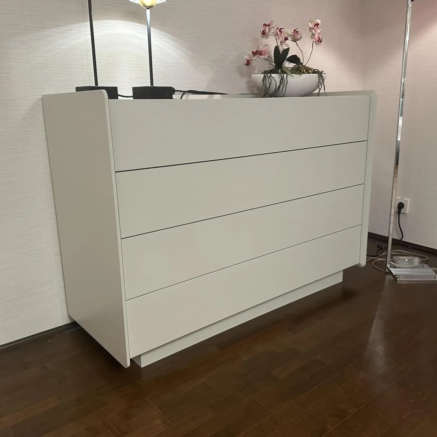 Christine Kröncke Kommoden & Sideboards|Kommode You 46 Lack Pearl Weiß Matt Oberplatte Linoleum Braun Rot