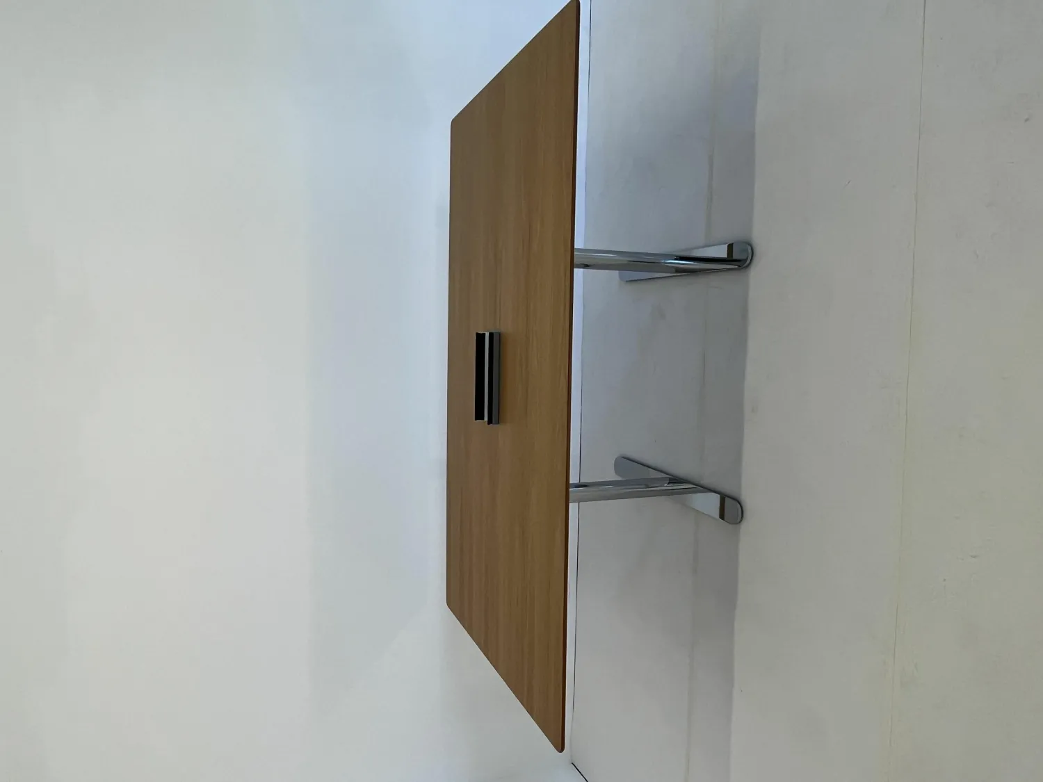 Montana Schreibtische & Sekretäre|Konferenztisch HiLow Conference Eiche Furniert Gestell Alu Verchromt