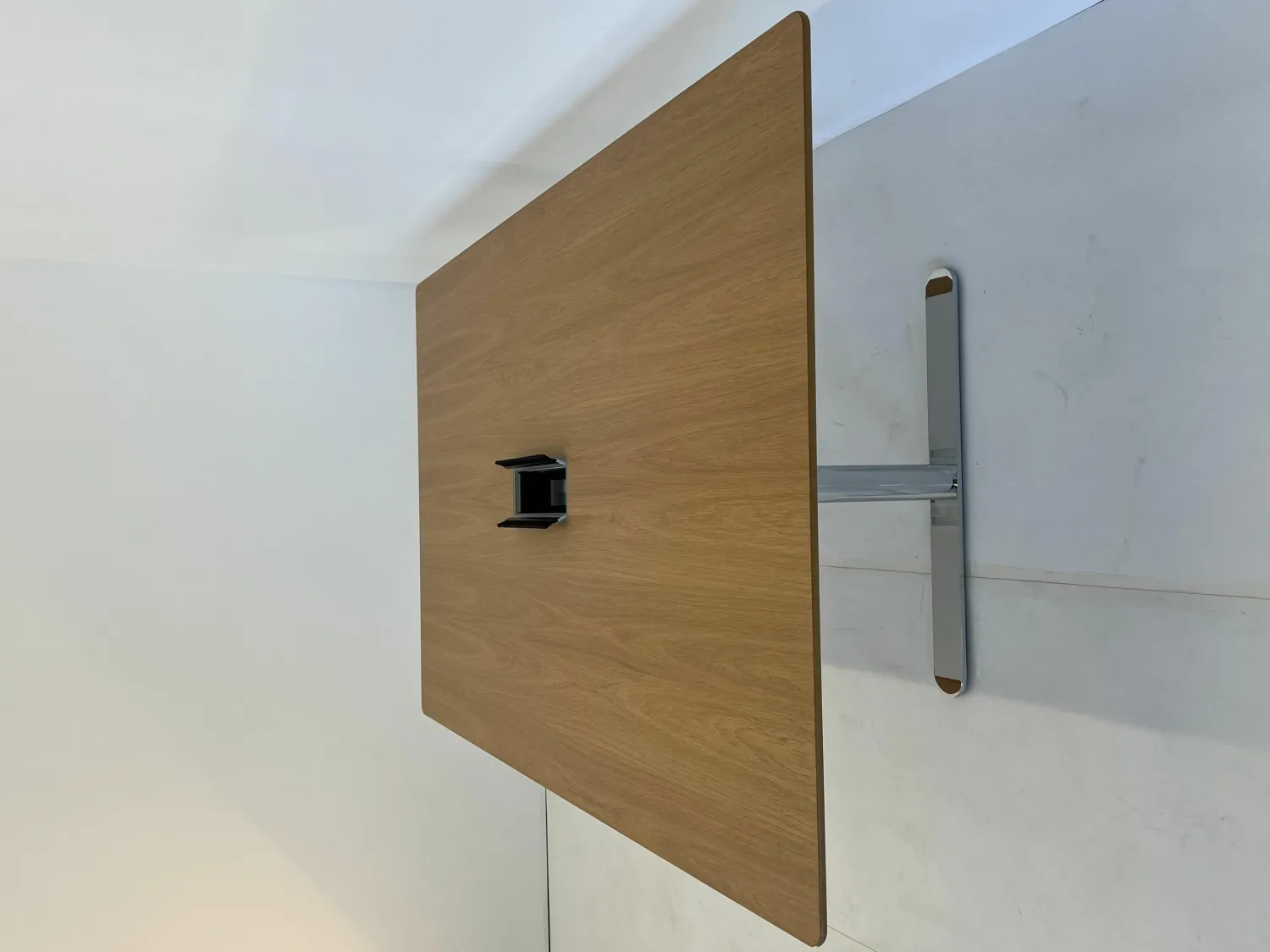 Montana Schreibtische & Sekretäre|Konferenztisch HiLow Conference Eiche Furniert Gestell Alu Verchromt