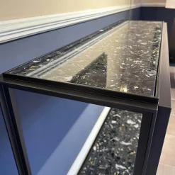 Bielefelder Werkstätten Konsolen|Konsole Hudson Platten Marmor Terrazzo Porto Schwarz Untergestell Bronze Matt