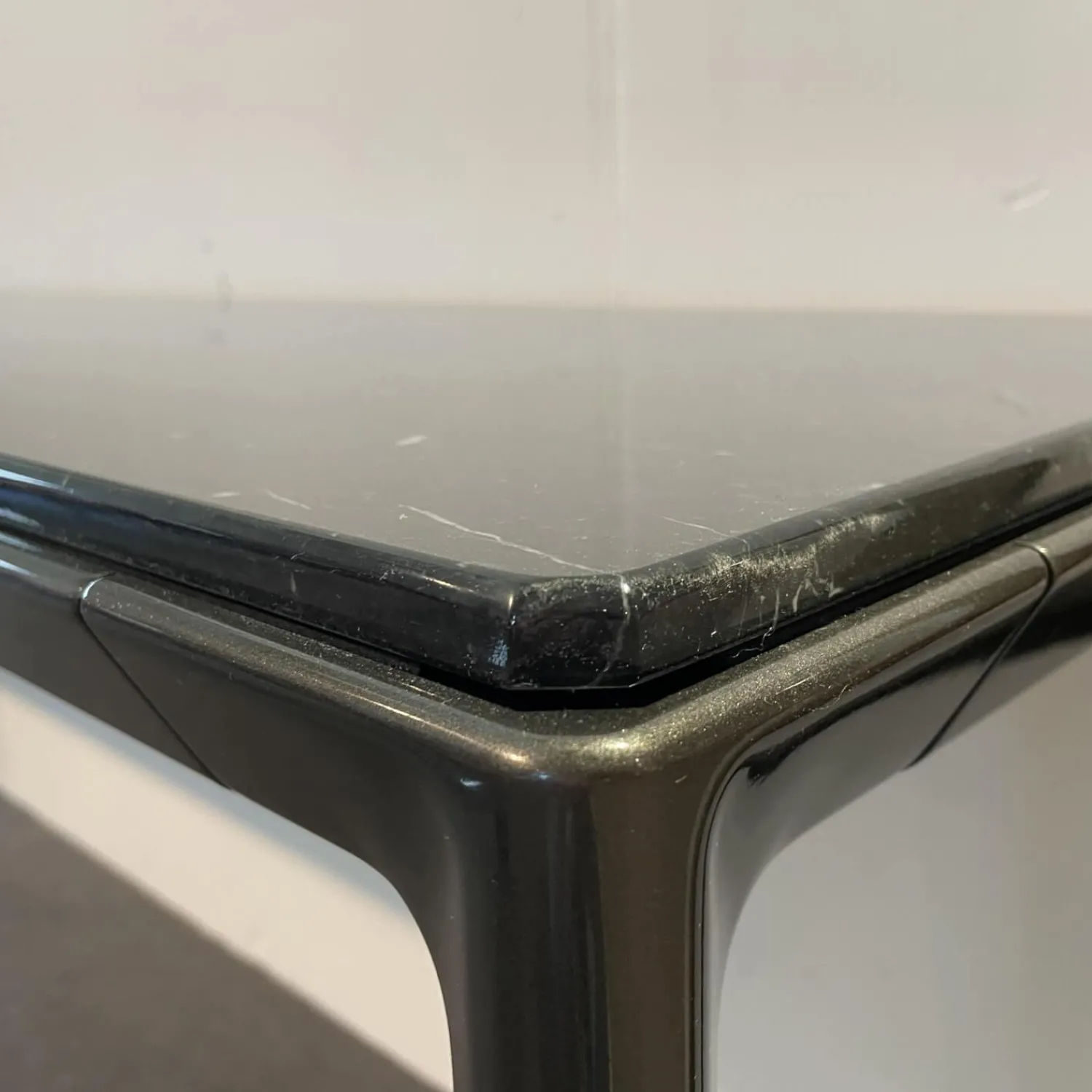 B&B Italia Konsolen|Konsole Mirto Indoor IMT190 6C Platte Marmor Schwarz Marquinia Glänzend Gestell Schwarz Verchromt Lackiert