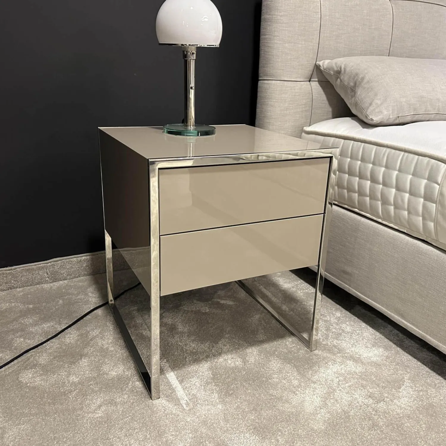 YOMEI Nachttische|Konsole Smart Nako Hochglanz Pantex Taupe Beige Inklusive 3-fach Steckdose Gestell Edelstahl Poliert