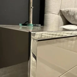 YOMEI Nachttische|Konsole Smart Nako Hochglanz Pantex Taupe Beige Inklusive 3-fach Steckdose Gestell Edelstahl Poliert