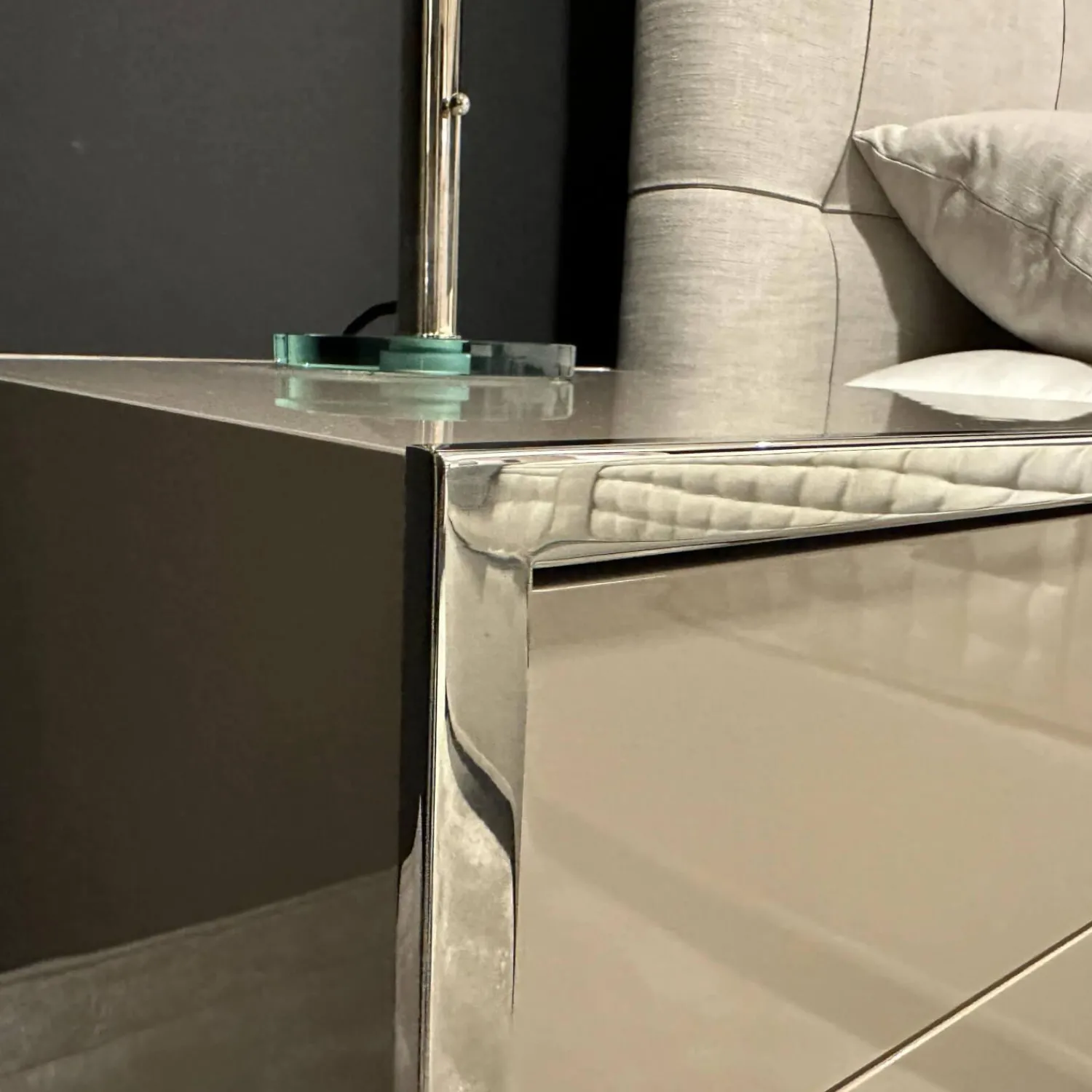 YOMEI Nachttische|Konsole Smart Nako Hochglanz Pantex Taupe Beige Inklusive 3-fach Steckdose Gestell Edelstahl Poliert