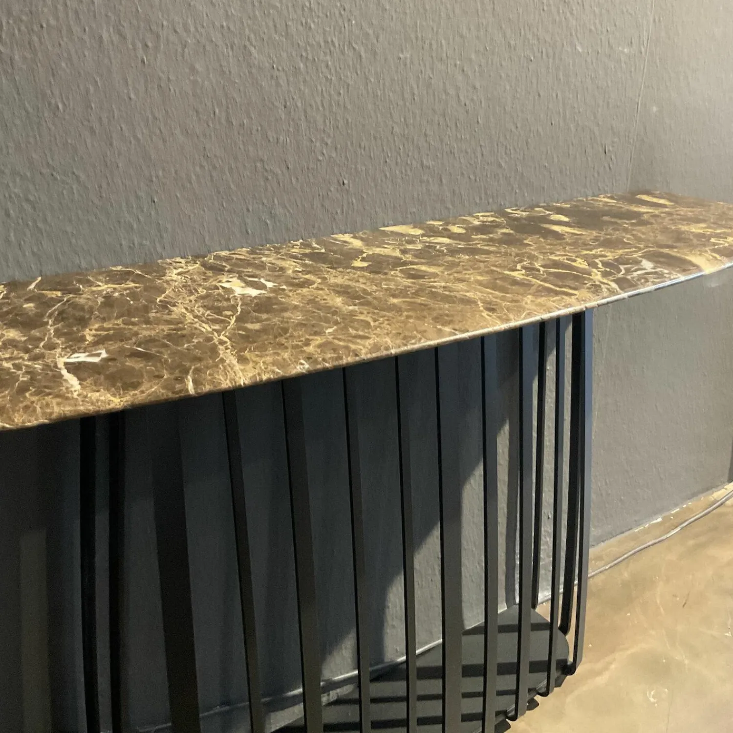 Janua Konsolen|Konsoltisch Basket Platte Stein Emperador Braun Gestell Stahl Tiefschwarz Pulverbeschichtet