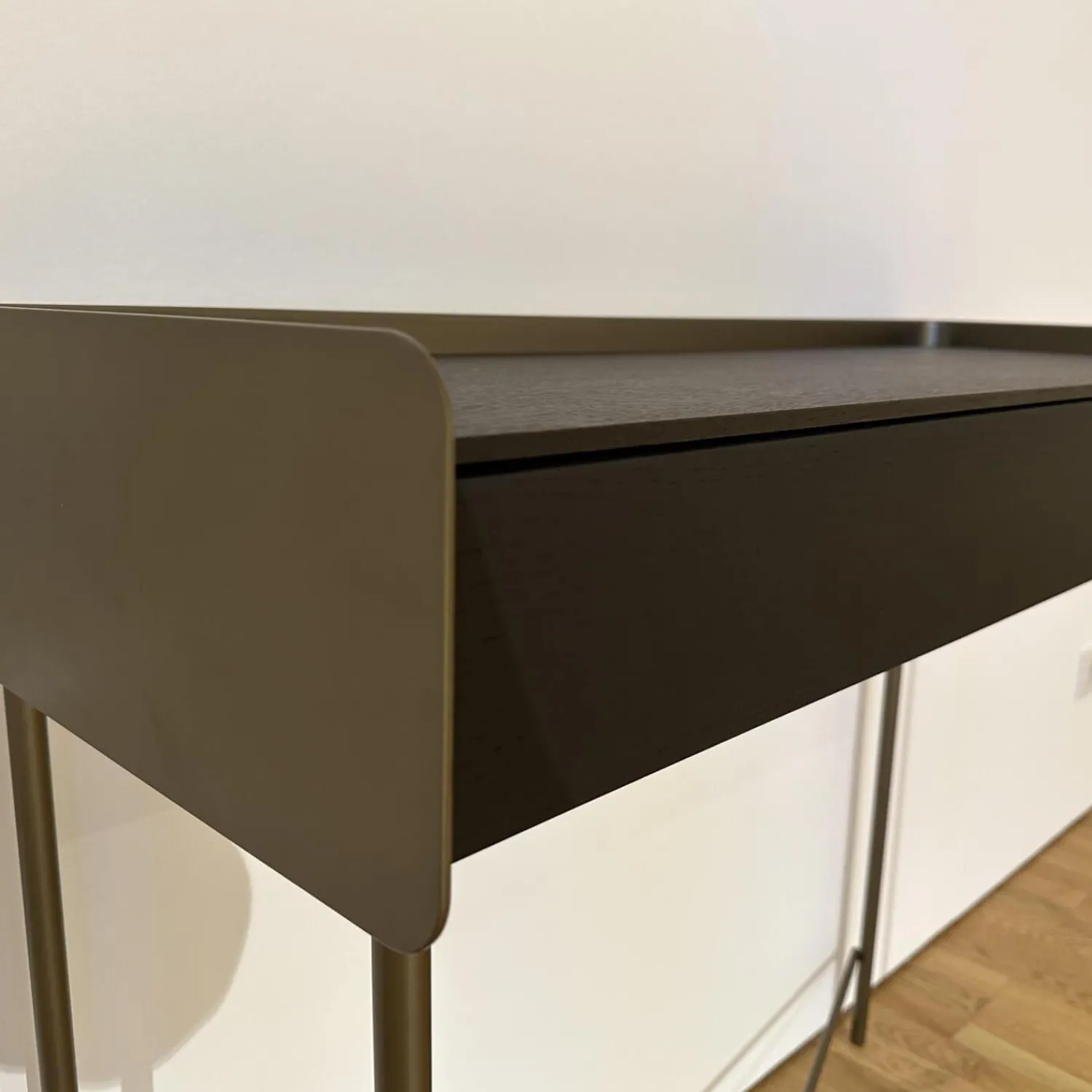 Christine Kröncke Konsolen|Konsoltisch Béla KT 100 Eiche Wengefarbig Furniert Gestell Edelstahl Pulverbeschichtet Bronce Look