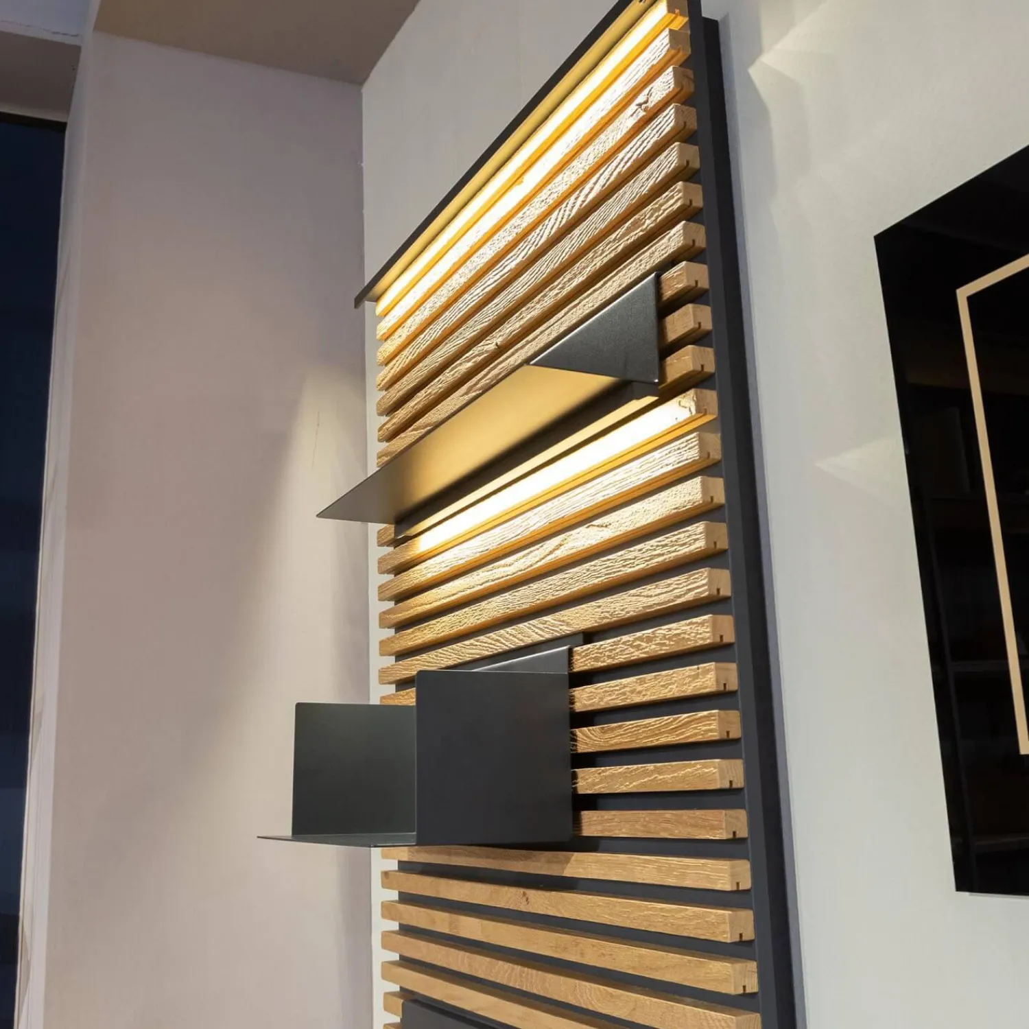 Schöner Wohnen-Kollektion Regale|Lamellenpaneel Yonna Kerneiche Natur Gebürstet Mit 4 Regalböden Metall Anthrazit Und Beleuchtung