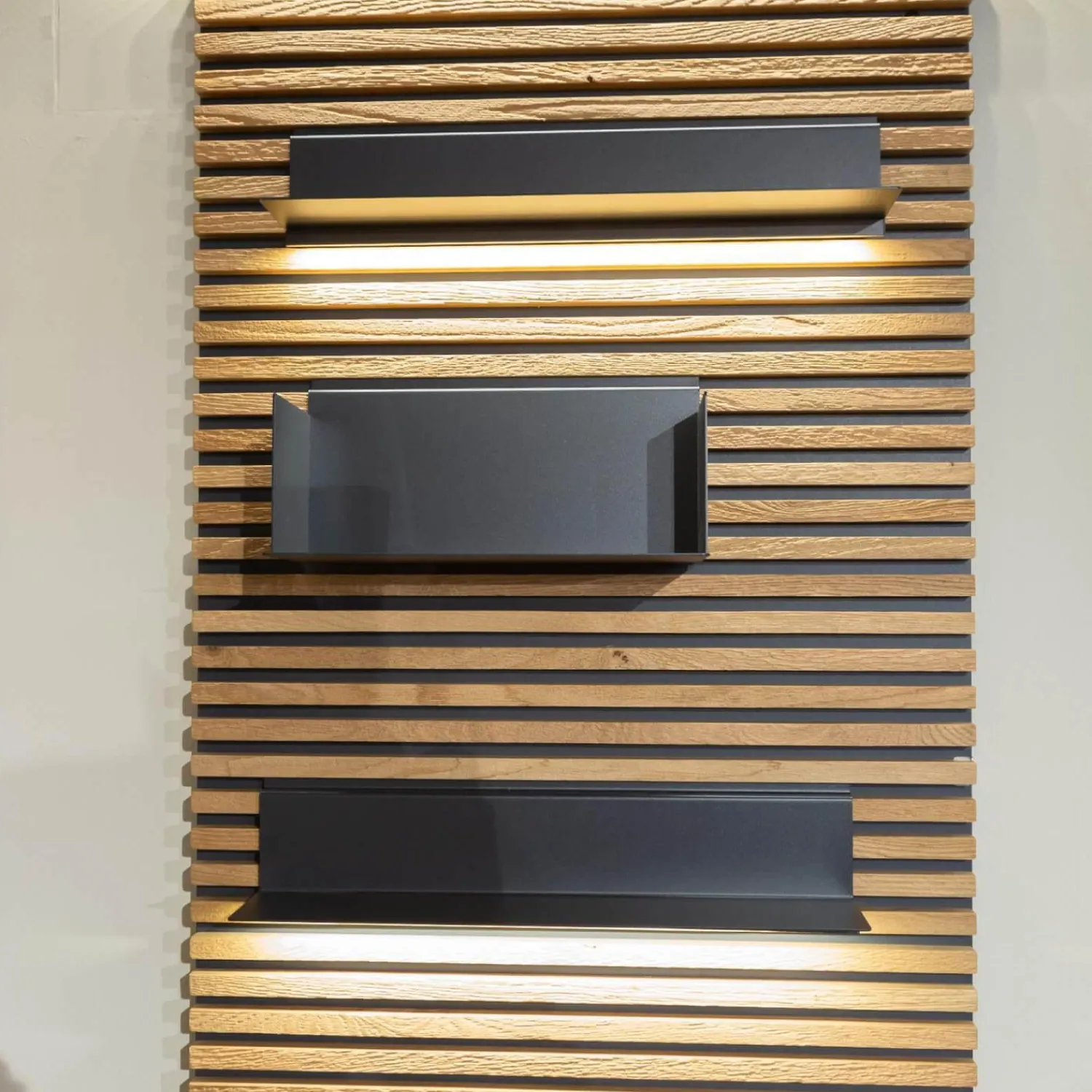 Schöner Wohnen-Kollektion Regale|Lamellenpaneel Yonna Kerneiche Natur Gebürstet Mit 4 Regalböden Metall Anthrazit Und Beleuchtung