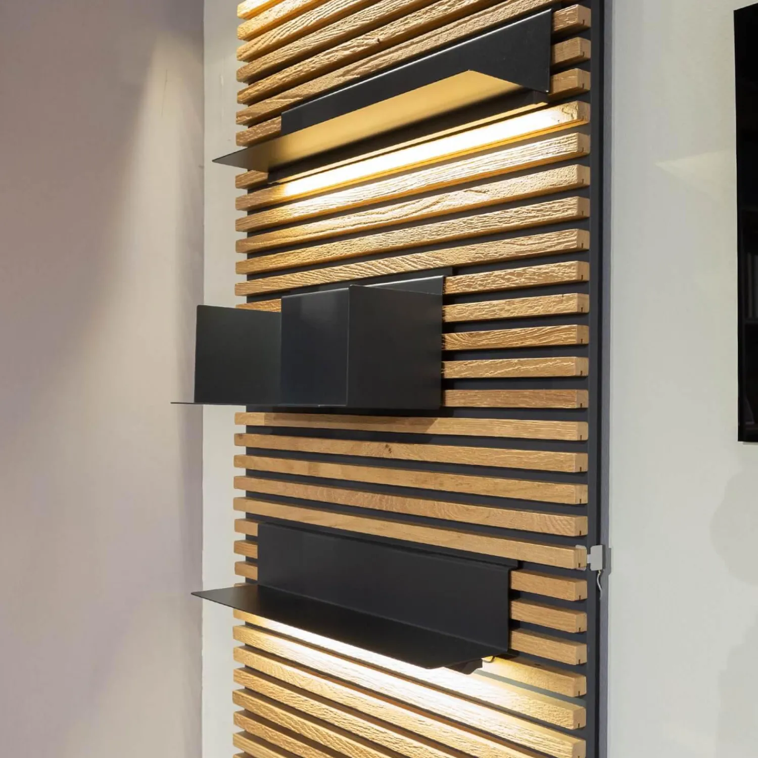 Schöner Wohnen-Kollektion Regale|Lamellenpaneel Yonna Kerneiche Natur Gebürstet Mit 4 Regalböden Metall Anthrazit Und Beleuchtung