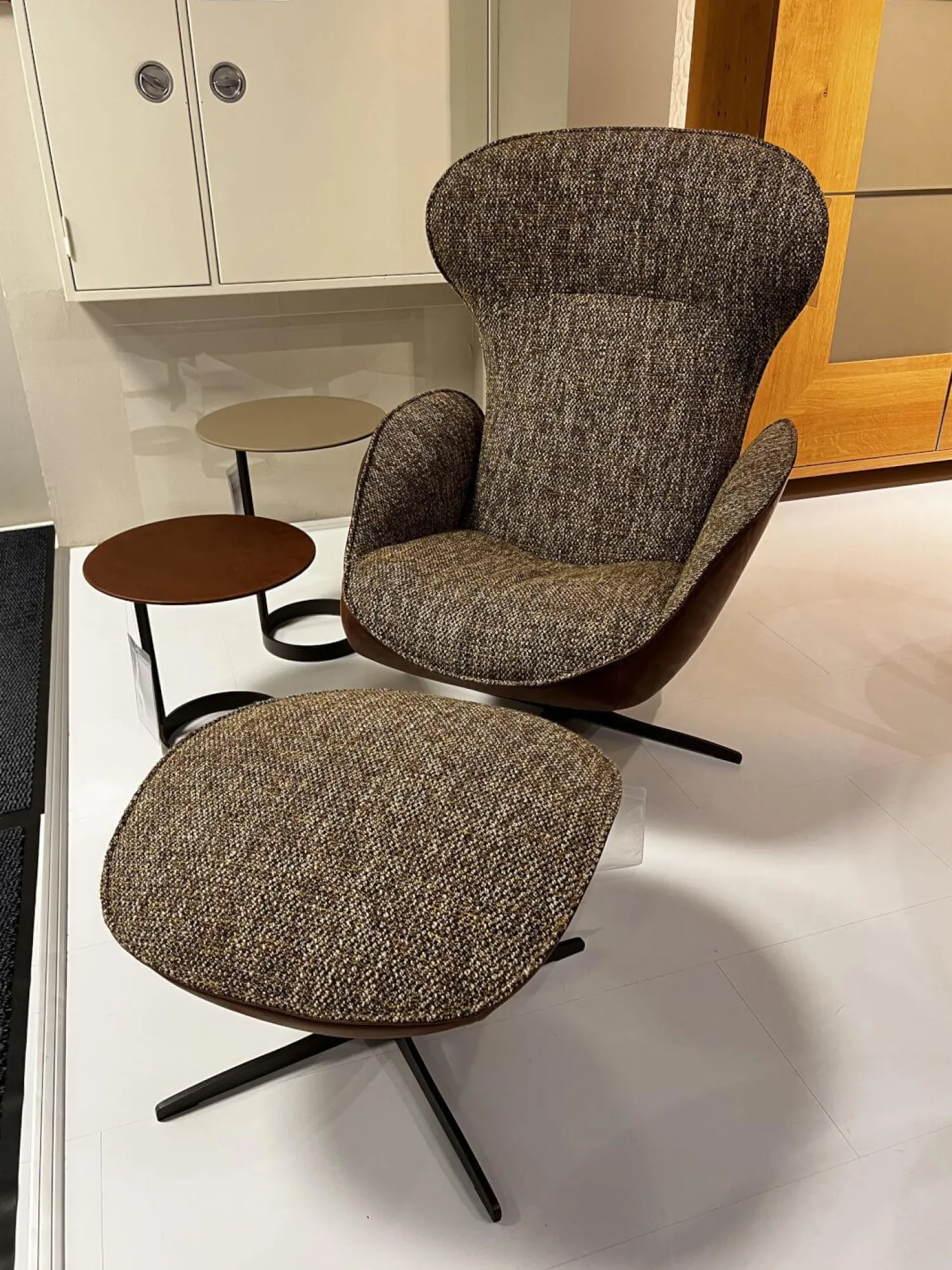 Jori Relaxsessel|Lounge Sessel Daydreamer Innen Stoff Mamaye 204 Braun Beige Gelb Außen Leder Lolita Pralina Braun Gestell Bronze Lackiert Inklusive Hocker