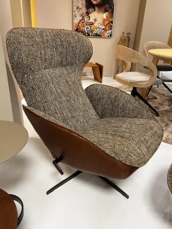 Jori Relaxsessel|Lounge Sessel Daydreamer Innen Stoff Mamaye 204 Braun Beige Gelb Außen Leder Lolita Pralina Braun Gestell Bronze Lackiert Inklusive Hocker