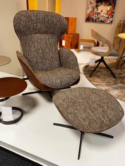 Jori Relaxsessel|Lounge Sessel Daydreamer Innen Stoff Mamaye 204 Braun Beige Gelb Außen Leder Lolita Pralina Braun Gestell Bronze Lackiert Inklusive Hocker