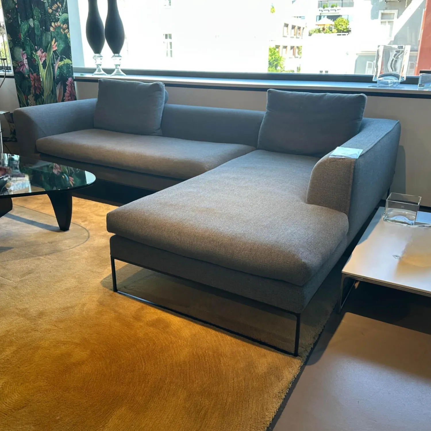 COR Ecksofas|Lounge Sofa Mell Stoff 9131 Anthrazit Gestell M20 Schwarz Lackiert Inklusive Kissen Und Rolle