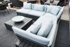 Solpuri Loungemöbel|Loungegruppe Boxx Polster Stoff Bombay Deluxe Pastel Blue Blau Gestell Aluminium Anthrazit Inklusive Tisch