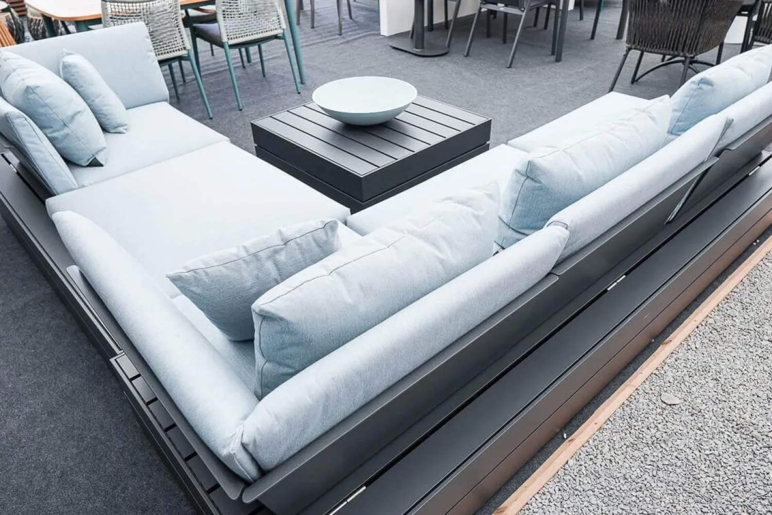 Solpuri Loungemöbel|Loungegruppe Boxx Polster Stoff Bombay Deluxe Pastel Blue Blau Gestell Aluminium Anthrazit Inklusive Tisch