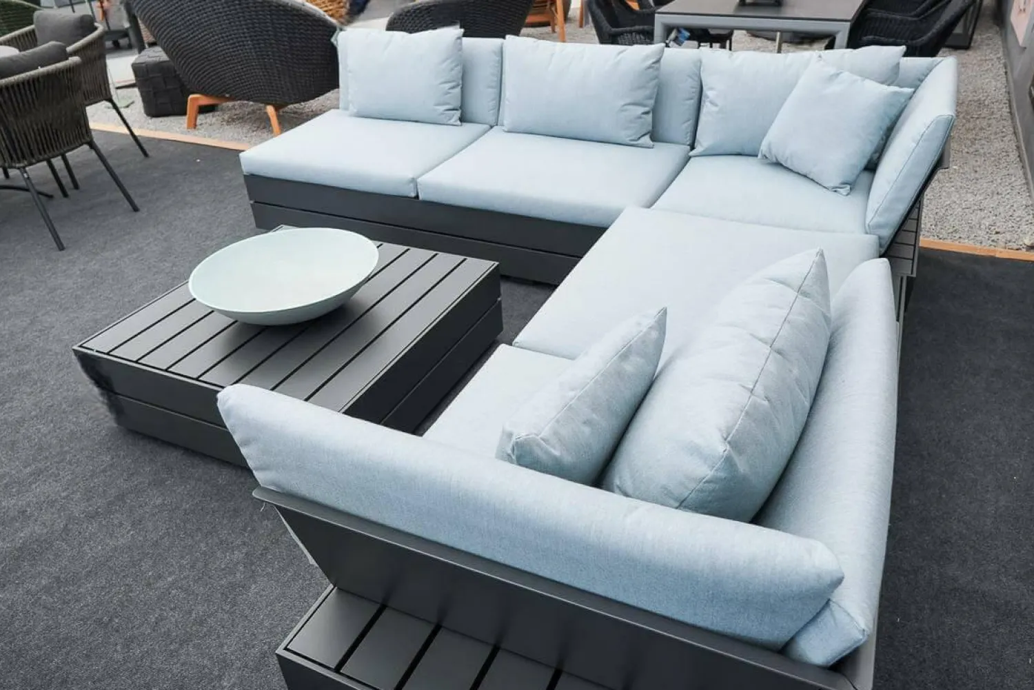 Solpuri Loungemöbel|Loungegruppe Boxx Polster Stoff Bombay Deluxe Pastel Blue Blau Gestell Aluminium Anthrazit Inklusive Tisch