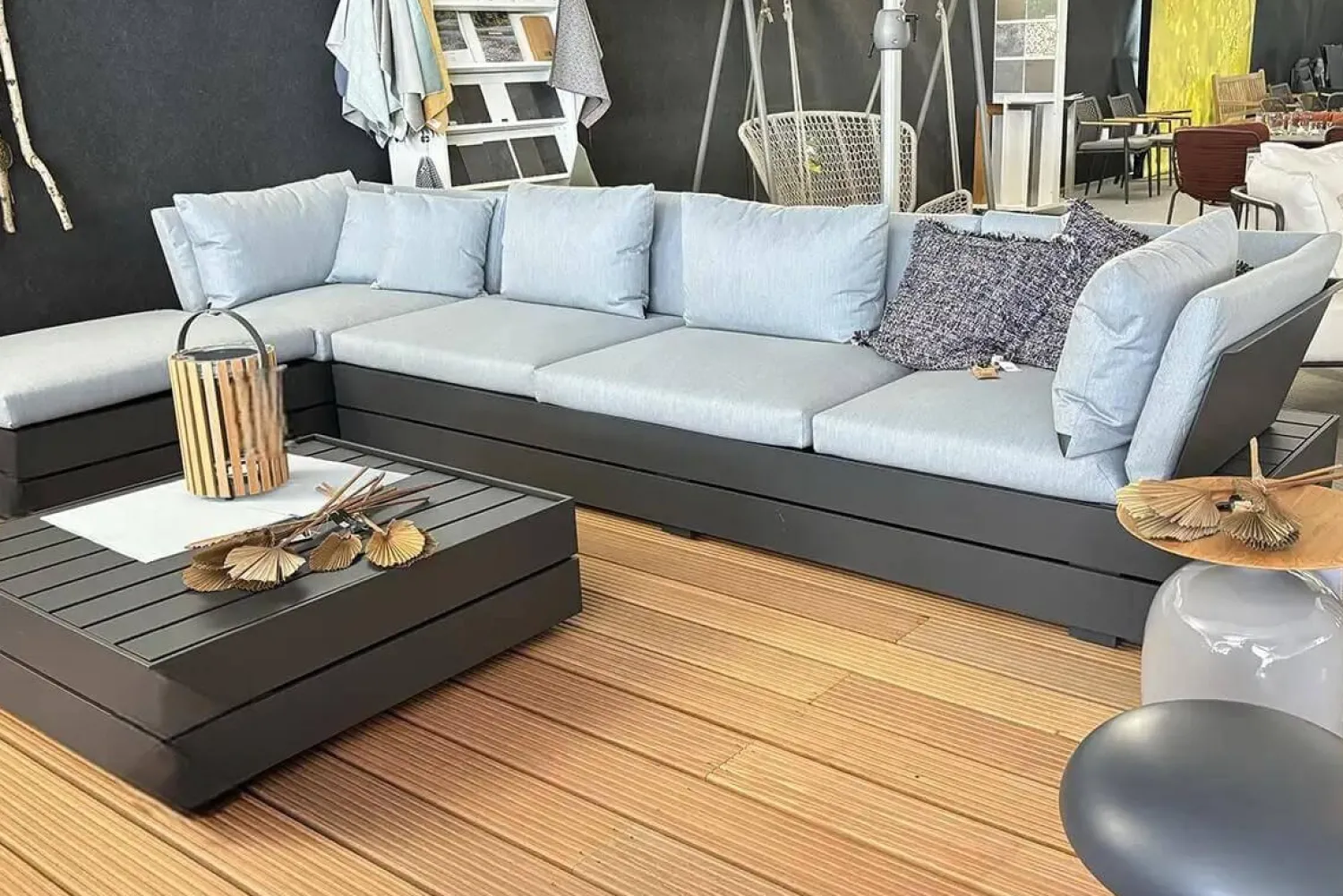 Solpuri Loungemöbel|Loungegruppe Boxx Polster Stoff Bombay Deluxe Pastel Blue Blau Gestell Aluminium Anthrazit Inklusive Tisch