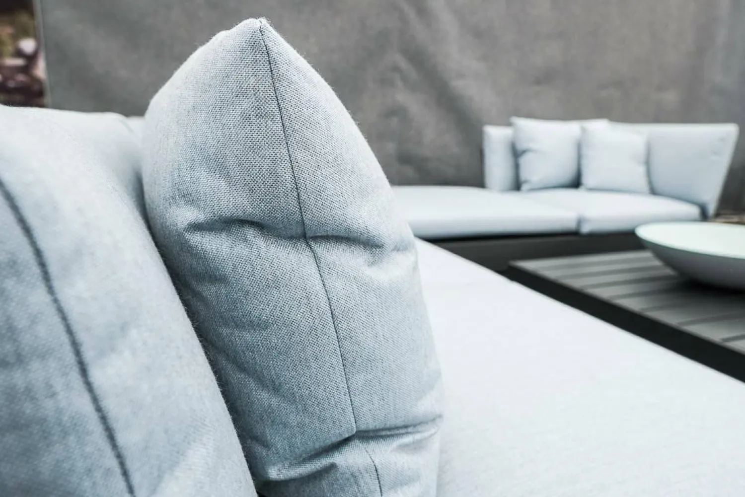 Solpuri Loungemöbel|Loungegruppe Boxx Polster Stoff Bombay Deluxe Pastel Blue Blau Gestell Aluminium Anthrazit Inklusive Tisch