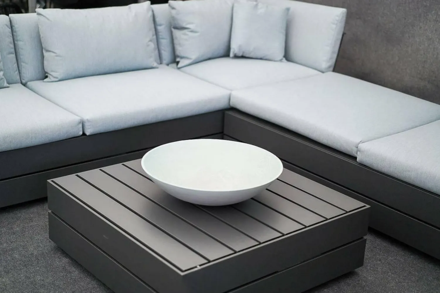 Solpuri Loungemöbel|Loungegruppe Boxx Polster Stoff Bombay Deluxe Pastel Blue Blau Gestell Aluminium Anthrazit Inklusive Tisch