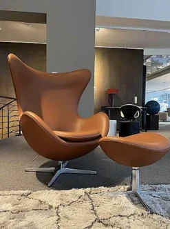 Fritz Hansen Loungesessel|Loungesessel Ei Leder Essential Walnuss Braun Gestell Aluminium Gebürstet Mit Hocker