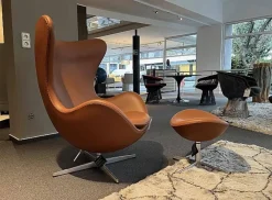 Fritz Hansen Loungesessel|Loungesessel Ei Leder Essential Walnuss Braun Gestell Aluminium Gebürstet Mit Hocker