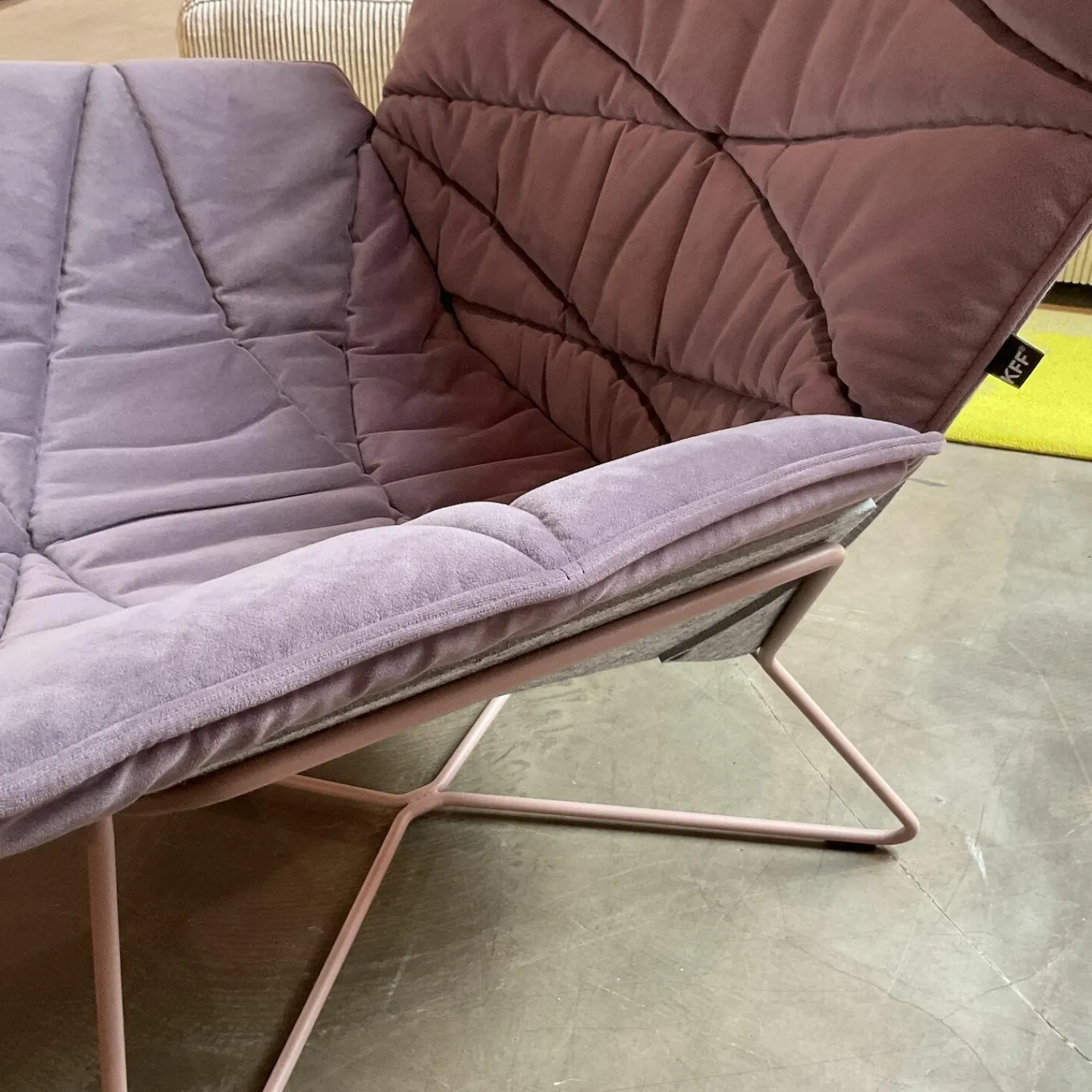 KFF Loungesessel|Loungesessel Nest Pure Stoff Seven 71 Lavendel Violett Schale Formflies Grau Gestell Rose Inklusive Hocker